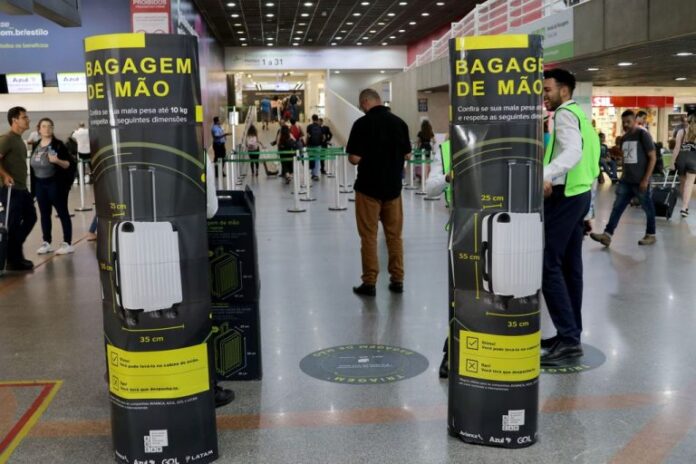 Local para medição de bagagem de mão em aeroporto