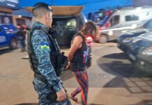 Mulher invade casa da mãe, agride idosa e filho a mordidas e quebra televisão durante surto