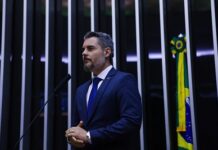 Thiago Flores propõe emendas para baratear passagens aéreas no Brasil