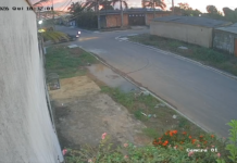 Motociclista fica gravemente ferido após colisão com caminhonete em via sem sinalização