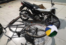 Menores são flagrados empurrando moto furtada