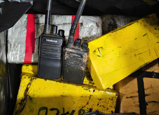 Traficante atira contra policiais, foge pela mata e abandona carro com 30 kg de drogas após perseguição