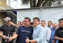 FLAVIO BOLSONARO É RECEBIDO AOS GRITOS DE “PRESIDENTE” EM EVENTO DO AGRO