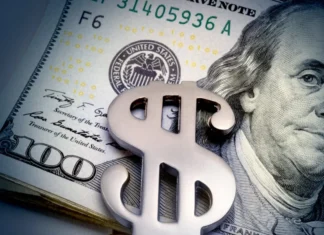 Dólar sobe e Bolsa afunda com petróleo no maior valor desde março