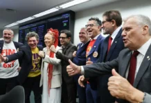 Comissão aprova relatório de PEC que acaba com escala 6X1