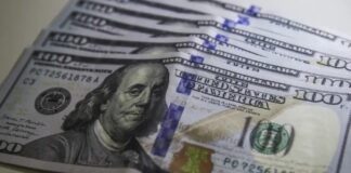 Dólar sobe a R$ 5,06, e bolsa cai com tensão global e ruído político