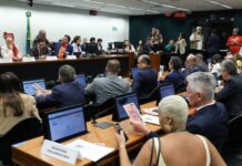 Oposição critica PEC do fim da escala 6×1 durante votação na Comissão