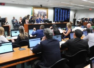 CCJ da Câmara adia análise sobre redução da maioridade penal