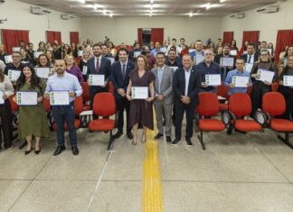 Representantes da área do direito, professores e outros profissionais são homenageados em Cacoal