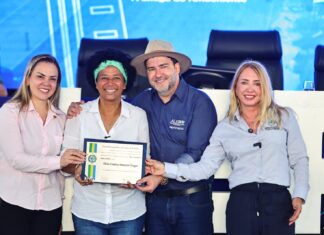 Sílvia Cristina recebe homenagem na Assembleia Legislativa, em reconhecimento ao seu trabalho