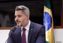 Thiago Flores assina PEC pela aposentadoria especial de professores da educação infantil