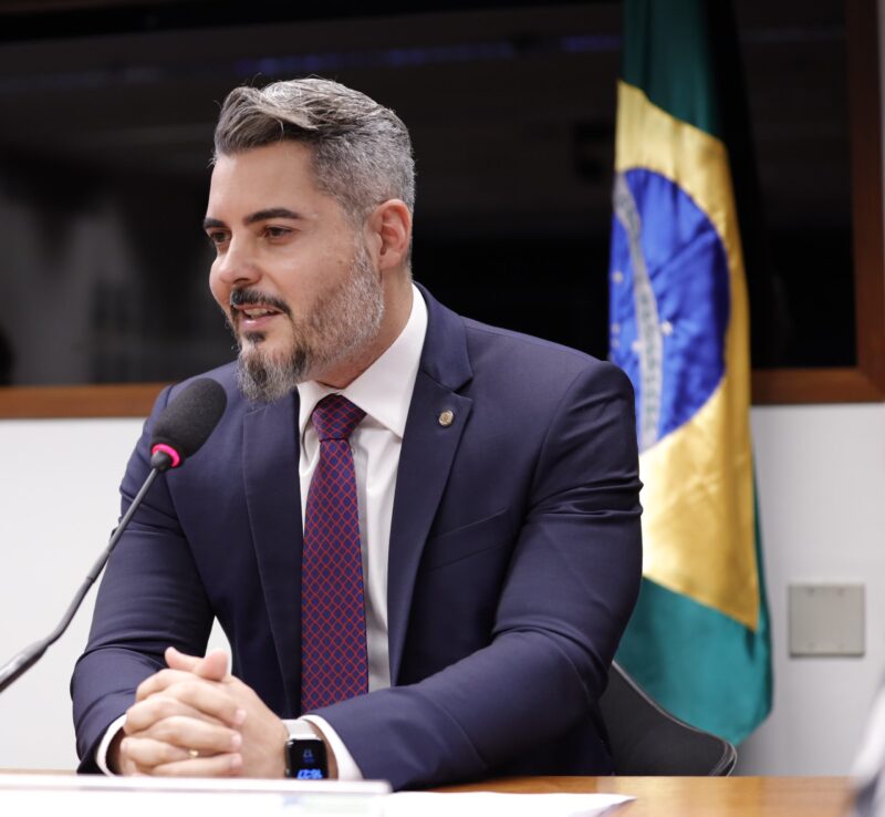 Thiago Flores assina PEC pela aposentadoria especial de professores da educação infantil
