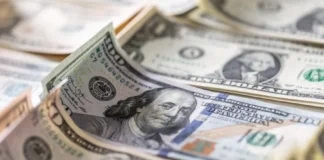 Dólar recua com tombo do petróleo e possível acordo pelo fim da guerra