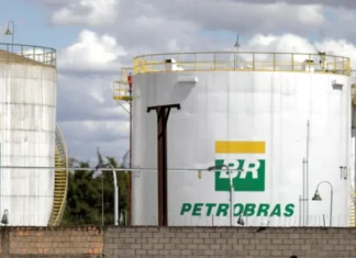 Petrobras prepara aumento do preço da gasolina e Governo Federal anuncia medida para conter alta