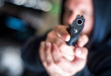 Homem mata dois vizinhos a tiros para defender esposa ameaçada em MS