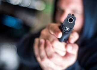 Homem mata dois vizinhos a tiros para defender esposa ameaçada em MS