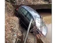 Inundação em Porto Velho: forte temporal faz motorista cair com carro em córrego no bairro Nova Porto Velho