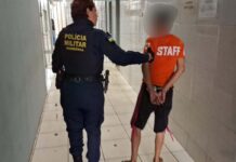 PM prende mulher com facão após ameaças a estudantes em frente de escola