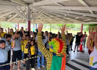 Palhaçaria leva educação para o trânsito e prevenção às drogas em escola de Ariquemes
