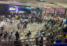 Servidores comissionados comparecem, fazem fotos e abandonam discurso de Léo Moraes