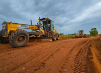 Trecho de 32 km na RO-135 entre a BR-429 e o município de Castanheiras recebe serviços de revestimento primário