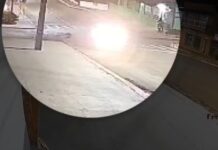 Mulher escapa de agressões após se jogar de carro em movimento
