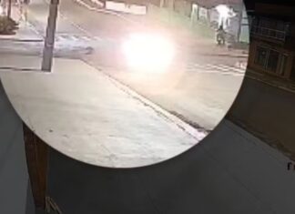 Mulher escapa de agressões após se jogar de carro em movimento
