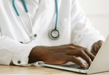 Médico que deixou 21 pessoas com perda de visão após cirurgia é condenado
