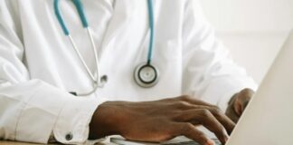 Médico que deixou 21 pessoas com perda de visão após cirurgia é condenado
