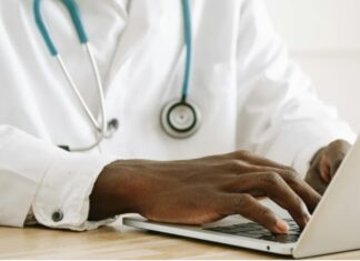 Médico que deixou 21 pessoas com perda de visão após cirurgia é condenado