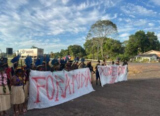 Indígenas bloqueiam BR-364 e cobram melhorias na assistência à saúde das comunidades