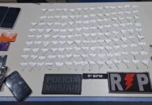 PM prende dois e apreende dezenas de invólucros de cocaína