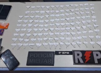 PM prende dois e apreende dezenas de invólucros de cocaína