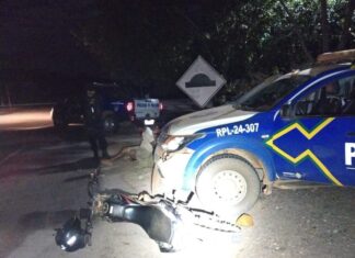 PM recupera motocicleta com restrição por estelionato e prende motociclista após colisão com viatura