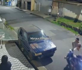 Vídeo – Trabalhadora é assaltada na porta de casa após descer da rota