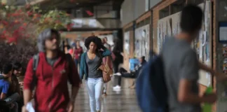 Mais de 54% dos graduandos já abandonaram curso para cuidar dos filhos