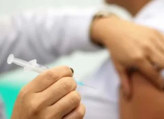 Vacina contra VSR em idosos reduz internações em 75%
