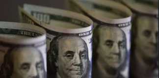 Dólar fica estável, mas Bolsa afunda com Petrobras, Vale e bancos