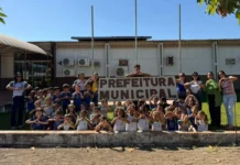 Alunos da escola Júlia Bobek vivenciam aula de cidadania em visita à Prefeitura de Rolim de Moura