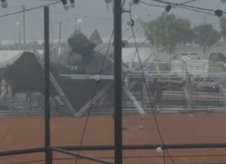 Um dia após fim da Expoari, vendaval derruba palco em Ariquemes