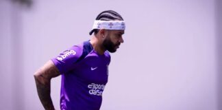 Memphis Depay se mostra aberto a retomar negociação com o Corinthians