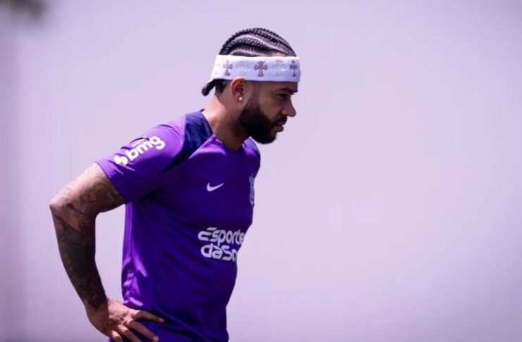 Memphis Depay se mostra aberto a retomar negociação com o Corinthians