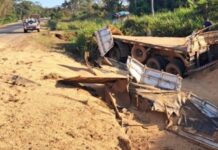 Manobra arriscada termina em acidente entre carro e carreta na BR-364, em Jaru