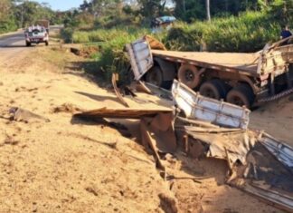 Manobra arriscada termina em acidente entre carro e carreta na BR-364, em Jaru