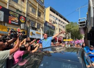Em Nova Iguaçu, Flávio Bolsonaro defende Bolsa Família e promete ampliar serviços