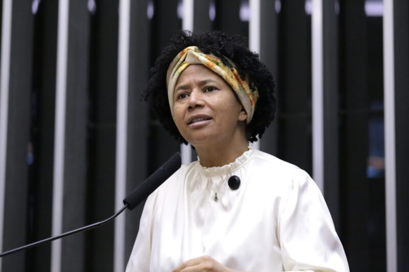 Justiça condena autor de ofensas raciais contra Sílvia Cristina no WhatsApp a pagar R$ 25 mil