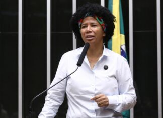 Deputada Sílvia Cristina vota contra o aumento dos combustíveis