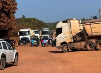 Cobram asfaltamento da via: moradores bloqueiam Estrada da Penal e impedem acesso a portos em Porto Velho