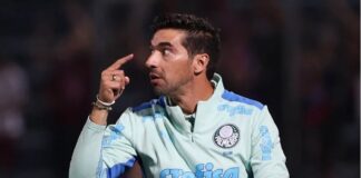 Abel Ferreira é suspenso de jogos por chutar microfone e desfalca o Palmeiras