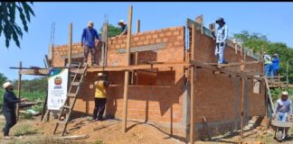Após incêndio, família de Ji-Paraná recebe ajuda reconstruir casa